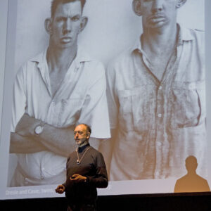 Roger Ballen bei der Eröffnung der Marta-Ausstellung „Roger Ballen Photographs 1969–2009“